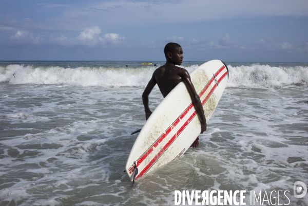 Pratique du surf en haiti.