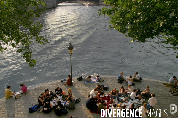 Inondations à Paris la Seine 2016.  Flooding of the River Seine Paris 2016.