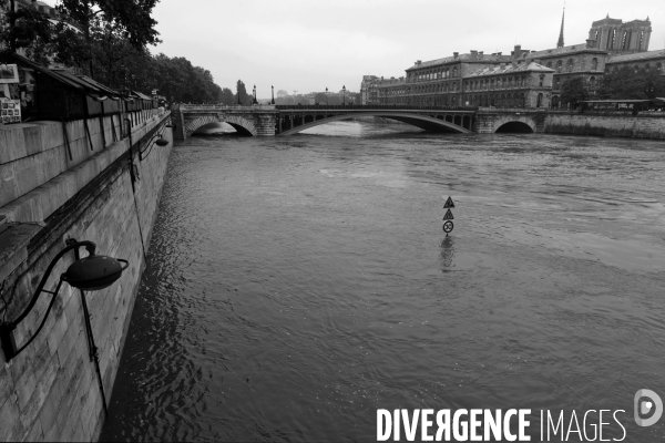 Inondations à Paris la Seine 2016.  Flooding of the River Seine Paris 2016.