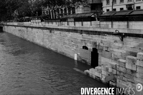 Inondations à Paris la Seine 2016.  Flooding of the River Seine Paris 2016.