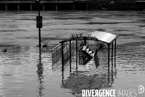 Inondations à Paris la Seine 2016.  Flooding of the River Seine Paris 2016.