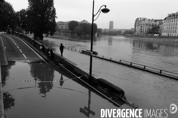 Inondations à Paris la Seine 2016.  Flooding of the River Seine Paris 2016.