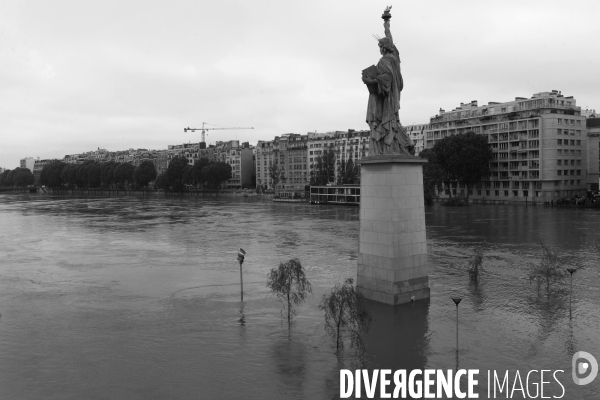 Inondations à Paris la Seine 2016.  Flooding of the River Seine Paris 2016.