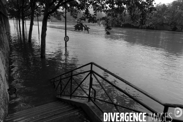 Inondations à Paris la Seine 2016.  Flooding of the River Seine Paris 2016.