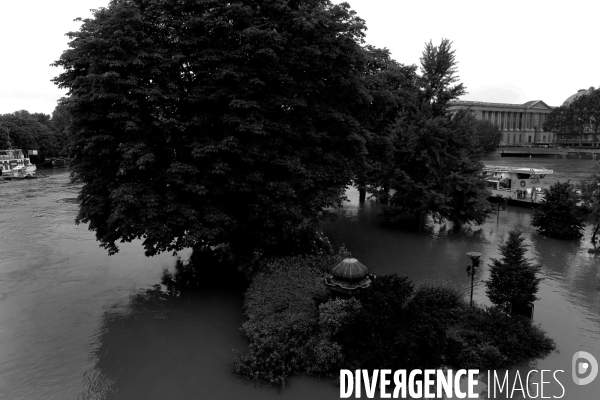 Inondations à Paris la Seine 2016.  Flooding of the River Seine Paris 2016.