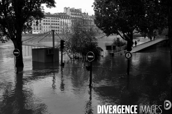 Inondations à Paris la Seine 2016.  Flooding of the River Seine Paris 2016.
