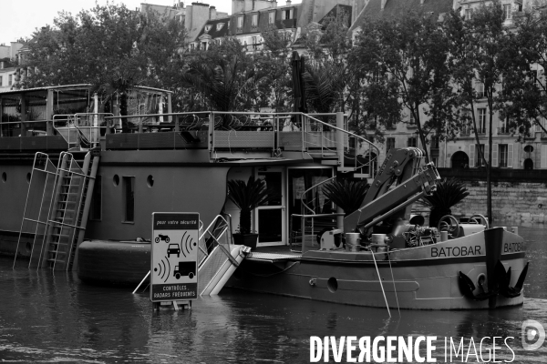 Inondations à Paris la Seine 2016.  Flooding of the River Seine Paris 2016.