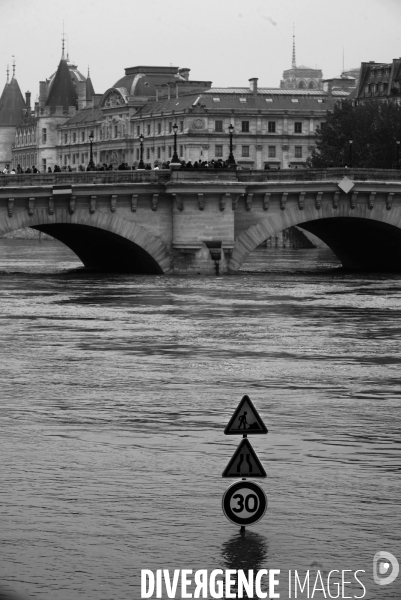 Inondations à Paris la Seine 2016.  Flooding of the River Seine Paris 2016.