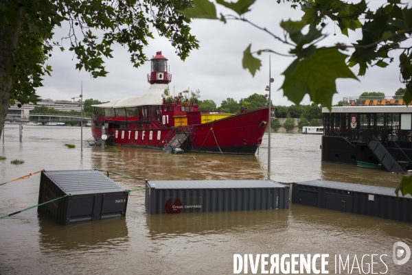 Crue de la seine a paris.