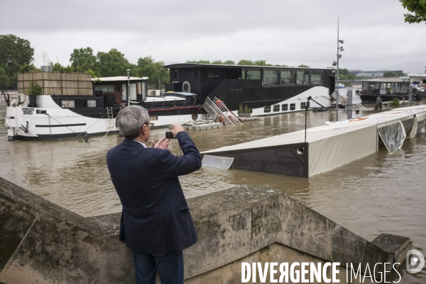 Crue de la seine a paris.