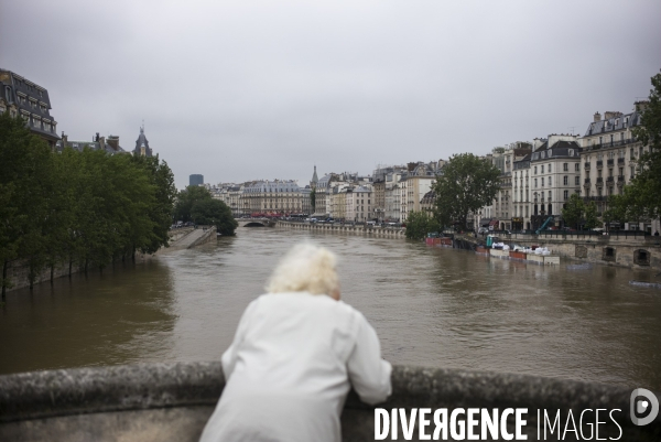 Crue de la seine a paris.