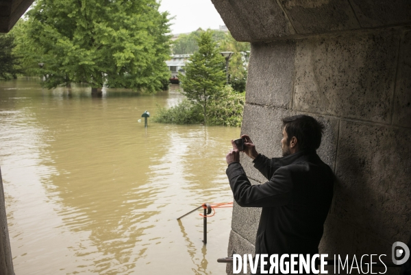 Crue de la seine a paris.