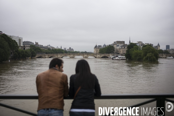 Crue de la seine a paris.