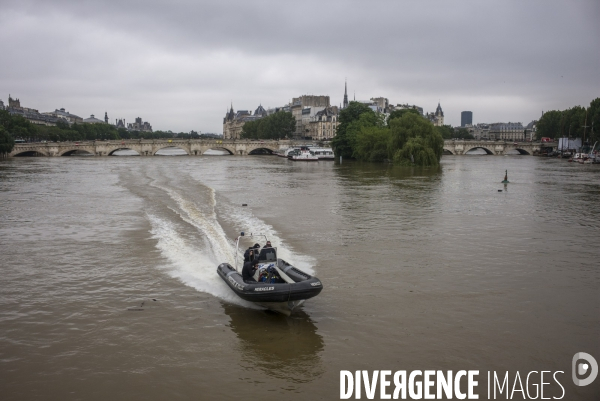 Crue de la seine a paris.