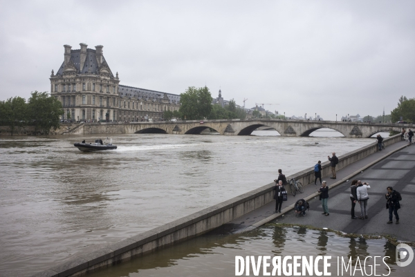 Crue de la seine a paris.