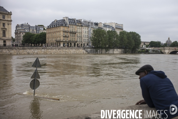 Crue de la seine a paris.