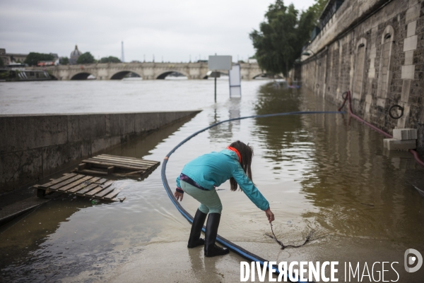 Crue de la seine a paris.