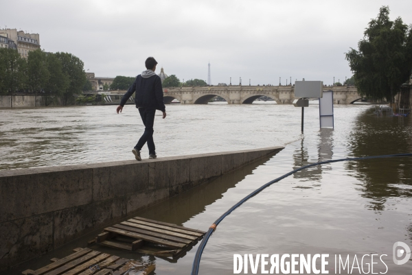 Crue de la seine a paris.