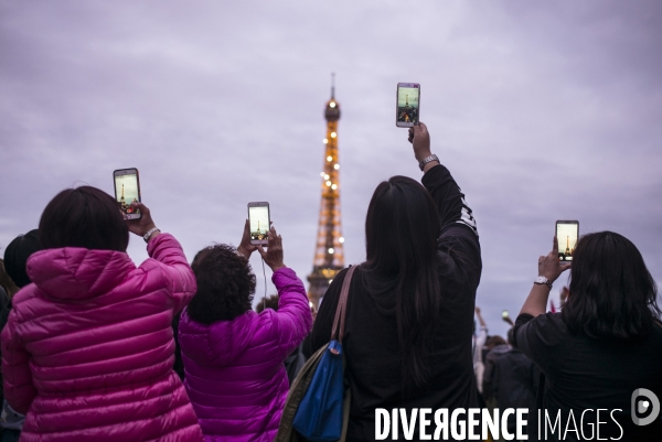 Touristes devant la tour eiffel a paris.