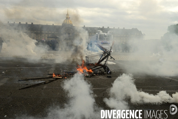 Protestation Contre les Réformes du Travail à Paris. Violent Protest Against Labor Reforms in Paris.