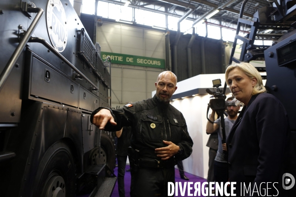 Marine LE PEN visite le salon de l Armement EUROSATORY