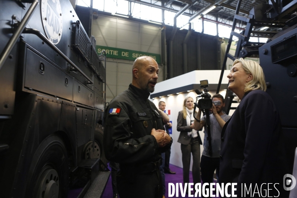 Marine LE PEN visite le salon de l Armement EUROSATORY