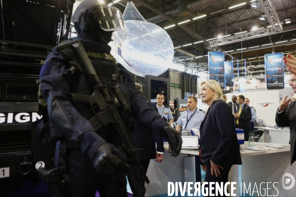 Marine LE PEN visite le salon de l Armement EUROSATORY