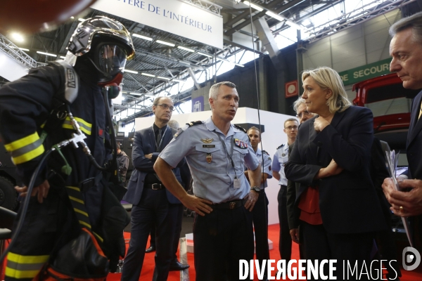 Marine LE PEN visite le salon de l Armement EUROSATORY