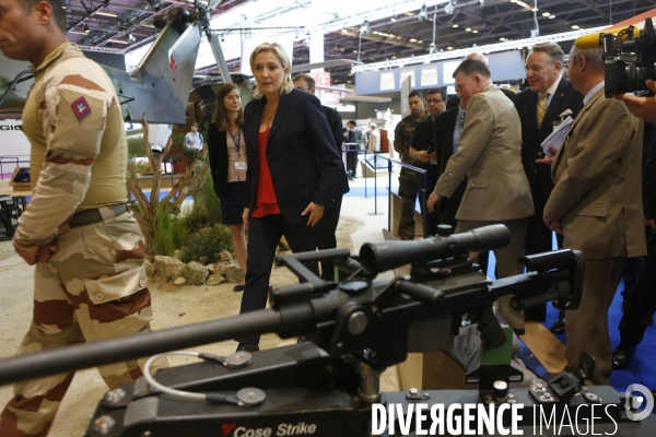 Marine LE PEN visite le salon de l Armement EUROSATORY