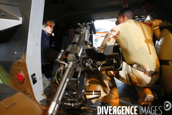 Marine LE PEN visite le salon de l Armement EUROSATORY
