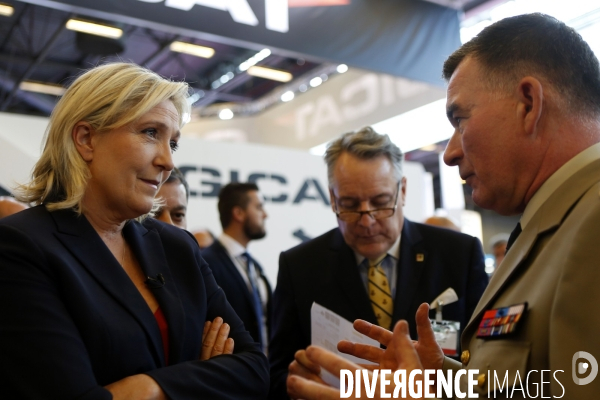 Marine LE PEN visite le salon de l Armement EUROSATORY