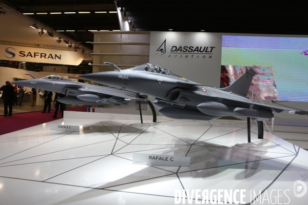 Marine LE PEN visite le salon de l Armement EUROSATORY