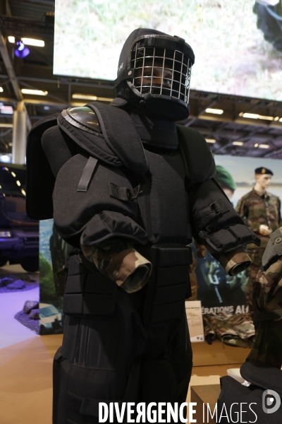 Marine LE PEN visite le salon de l Armement EUROSATORY