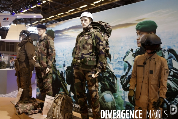 Marine LE PEN visite le salon de l Armement EUROSATORY