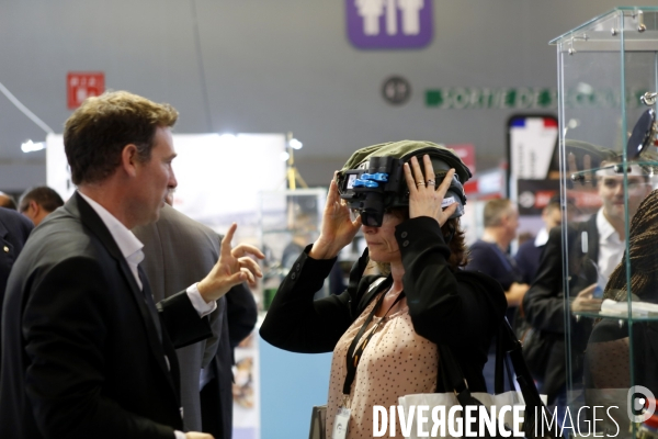 Marine LE PEN visite le salon de l Armement EUROSATORY