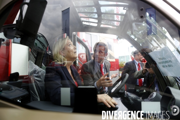 Marine LE PEN visite le salon de l Armement EUROSATORY