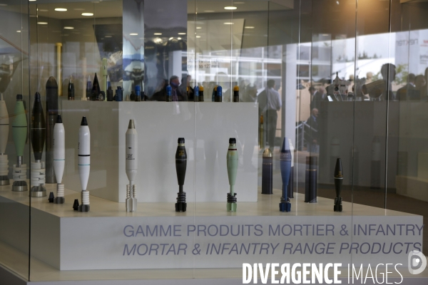 Marine LE PEN visite le salon de l Armement EUROSATORY