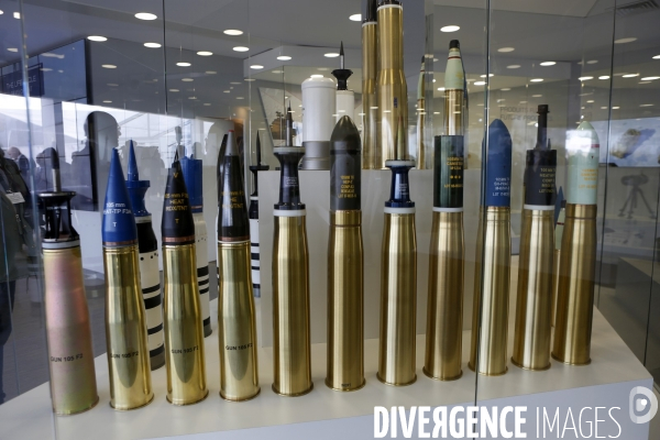 Marine LE PEN visite le salon de l Armement EUROSATORY