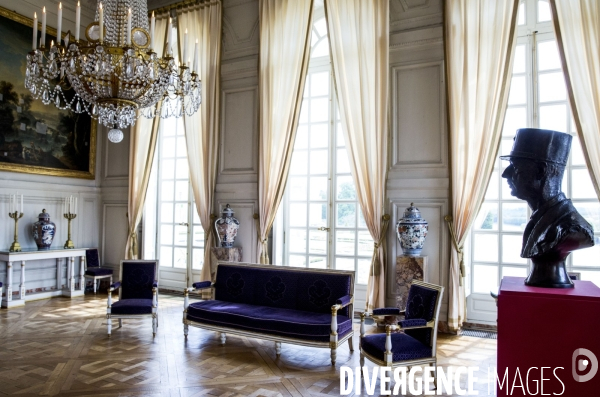 L exposition   un président chez le roi, de GAULLE à Trianon   au château de Versailles, raconte comment le Grand Trianon a été restauré et transformé en palais de la république sous la présidence du général de GAULLE.