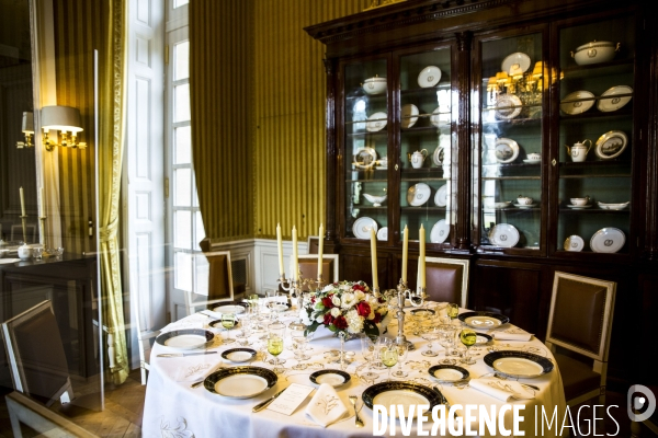 L exposition   un président chez le roi, de GAULLE à Trianon   au château de Versailles, raconte comment le Grand Trianon a été restauré et transformé en palais de la république sous la présidence du général de GAULLE.