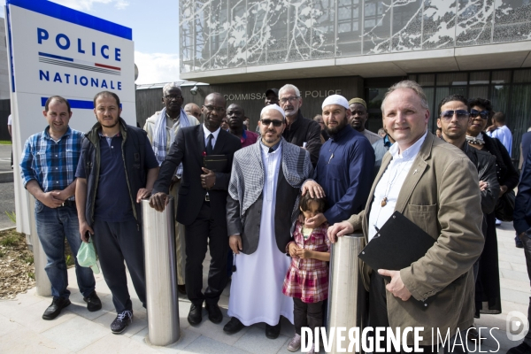 Rassemblement interreligieux et citoyen devant le commissariat des Mureaux en hommage à Jean-Baptiste SALVAING et Jessica SCHNEIDER.