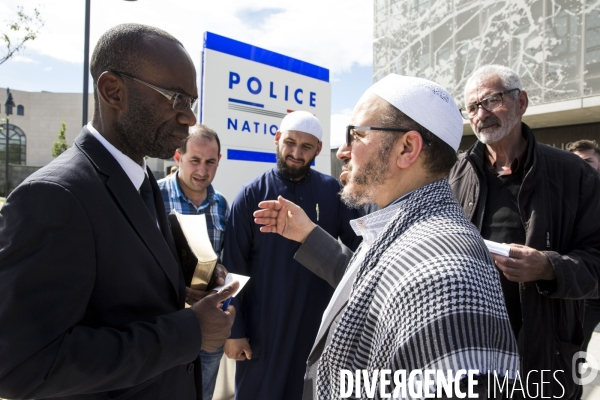 Rassemblement interreligieux et citoyen devant le commissariat des Mureaux en hommage à Jean-Baptiste SALVAING et Jessica SCHNEIDER.