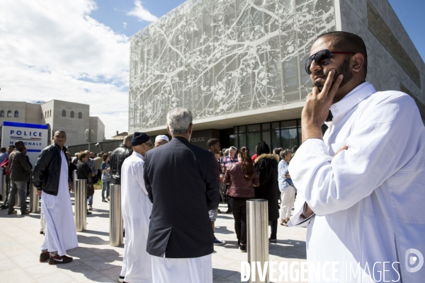 Rassemblement interreligieux et citoyen devant le commissariat des Mureaux en hommage à Jean-Baptiste SALVAING et Jessica SCHNEIDER.