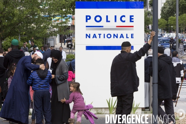 Rassemblement interreligieux et citoyen devant le commissariat des Mureaux en hommage à Jean-Baptiste SALVAING et Jessica SCHNEIDER.