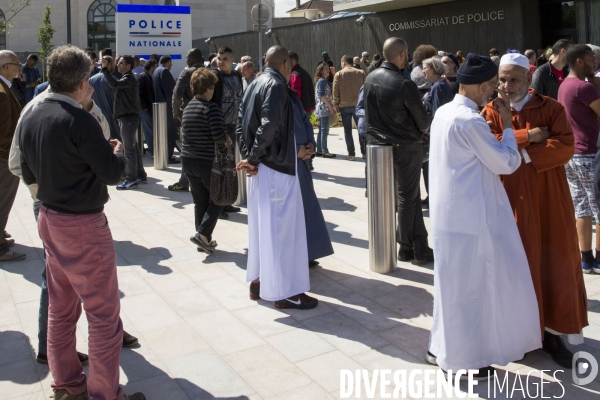 Rassemblement interreligieux et citoyen devant le commissariat des Mureaux en hommage à Jean-Baptiste SALVAING et Jessica SCHNEIDER.