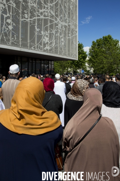 Rassemblement interreligieux et citoyen devant le commissariat des Mureaux en hommage à Jean-Baptiste SALVAING et Jessica SCHNEIDER.