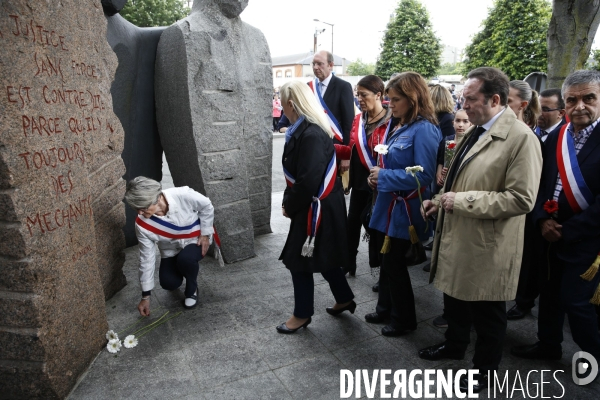 Marche organisée par la municipalité de Mantes-la-Jolie en hommage aux deux policiers Jean-Baptiste SALVAING et Jessica SCHNEIDER assassinés à leur domicile par Larossi ABALLA.