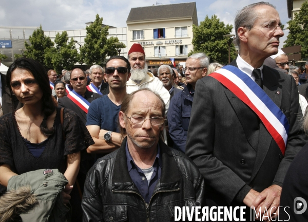 Marche organisée par la municipalité de Mantes-la-Jolie en hommage aux deux policiers Jean-Baptiste SALVAING et Jessica SCHNEIDER assassinés à leur domicile par Larossi ABALLA.