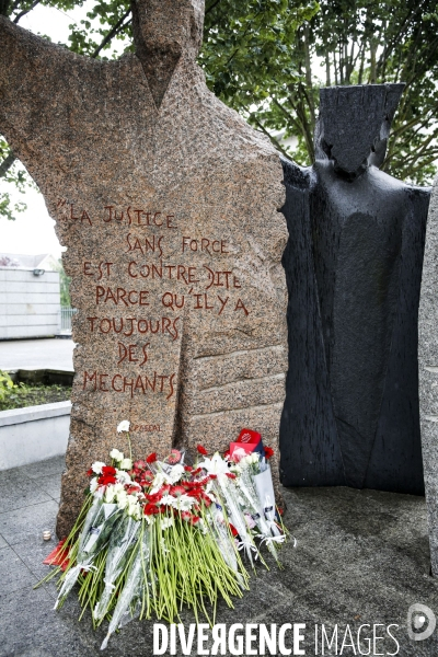 Marche organisée par la municipalité de Mantes-la-Jolie en hommage aux deux policiers Jean-Baptiste SALVAING et Jessica SCHNEIDER assassinés à leur domicile par Larossi ABALLA.