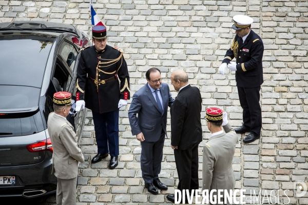 Le chef de l État, François HOLLANDE, préside une prise d armes à l Hôtel national des Invalides